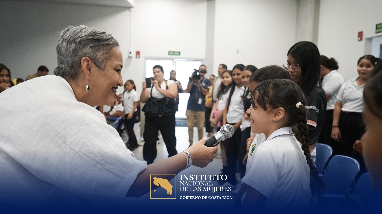 Carolina Delgado Ramírez, Presidenta Ejecutiva del INAMU con niñas de Liberia en el Encuentro STEM